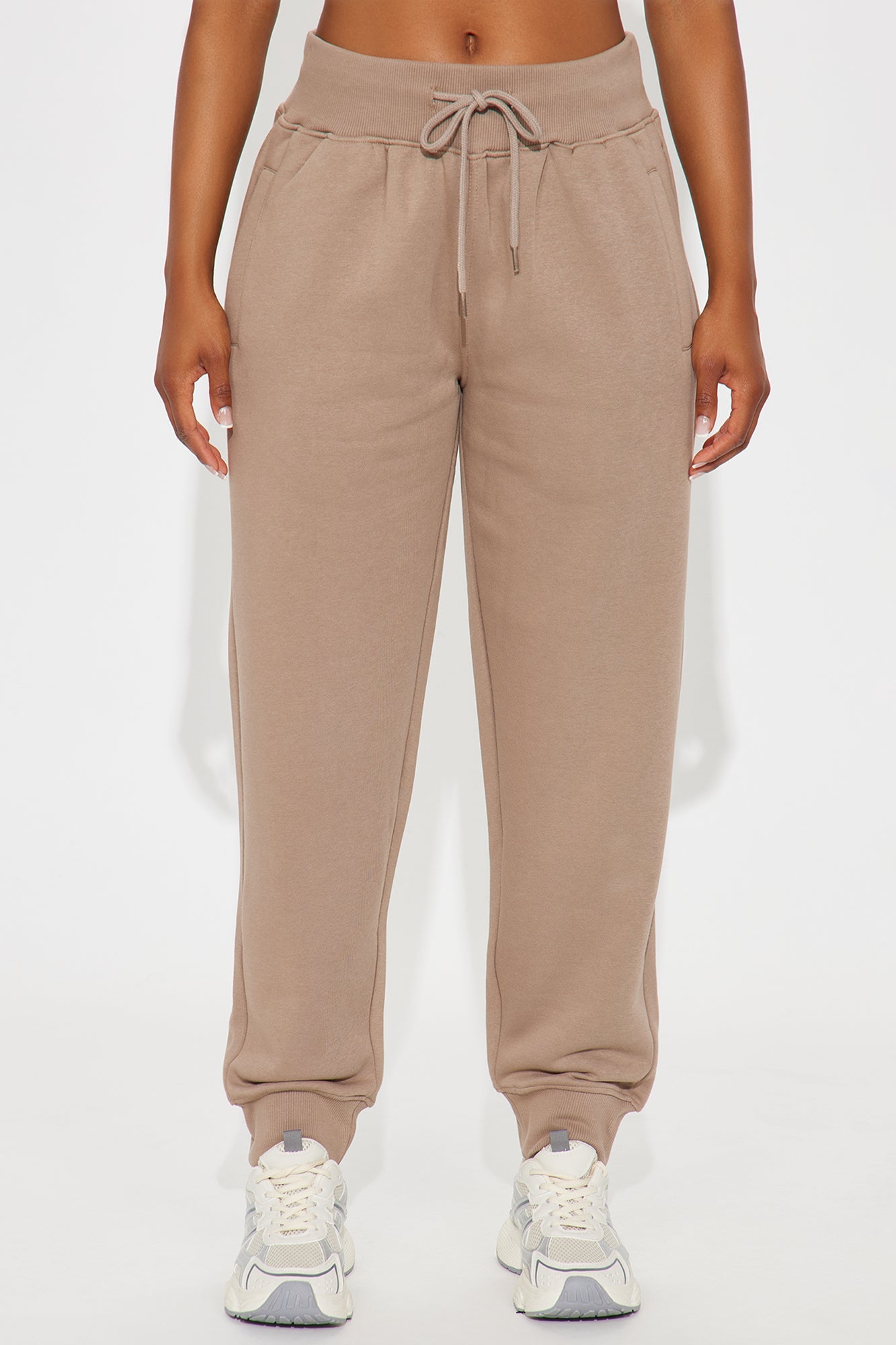 https://cdn.shopify.com/s/files/1/0293/9277/files/08-27-25_S6_59_123JOGGER_Mocha_ZSR_KP_JW_15-34-04_100609_PXF.jpg?v=1756413031