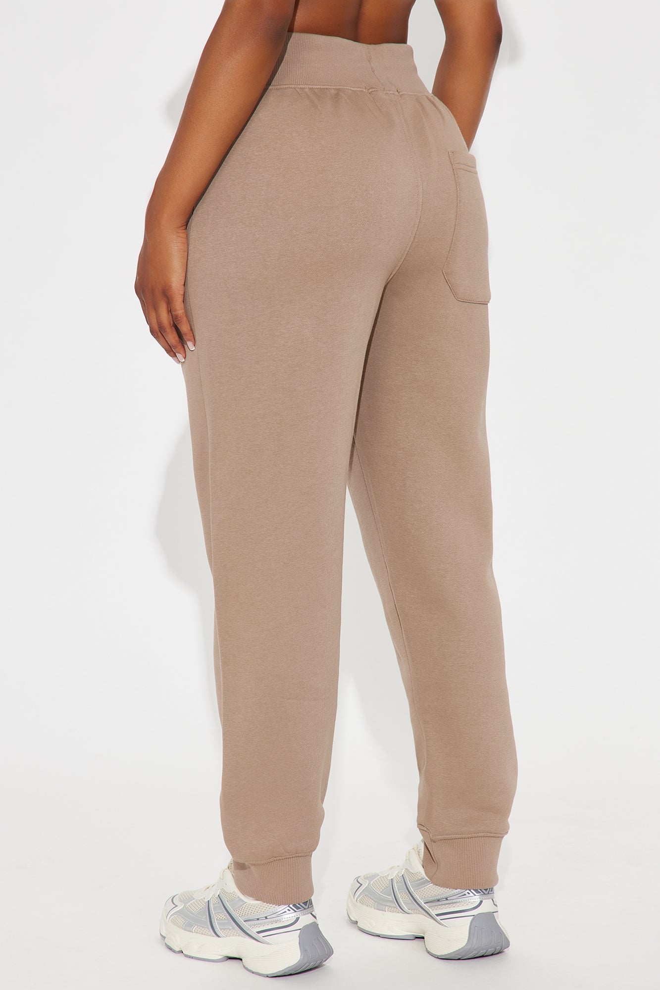 https://cdn.shopify.com/s/files/1/0293/9277/files/08-27-25_S6_59_123JOGGER_Mocha_ZSR_KP_JW_15-34-04_100616_PXF.jpg?v=1756413033