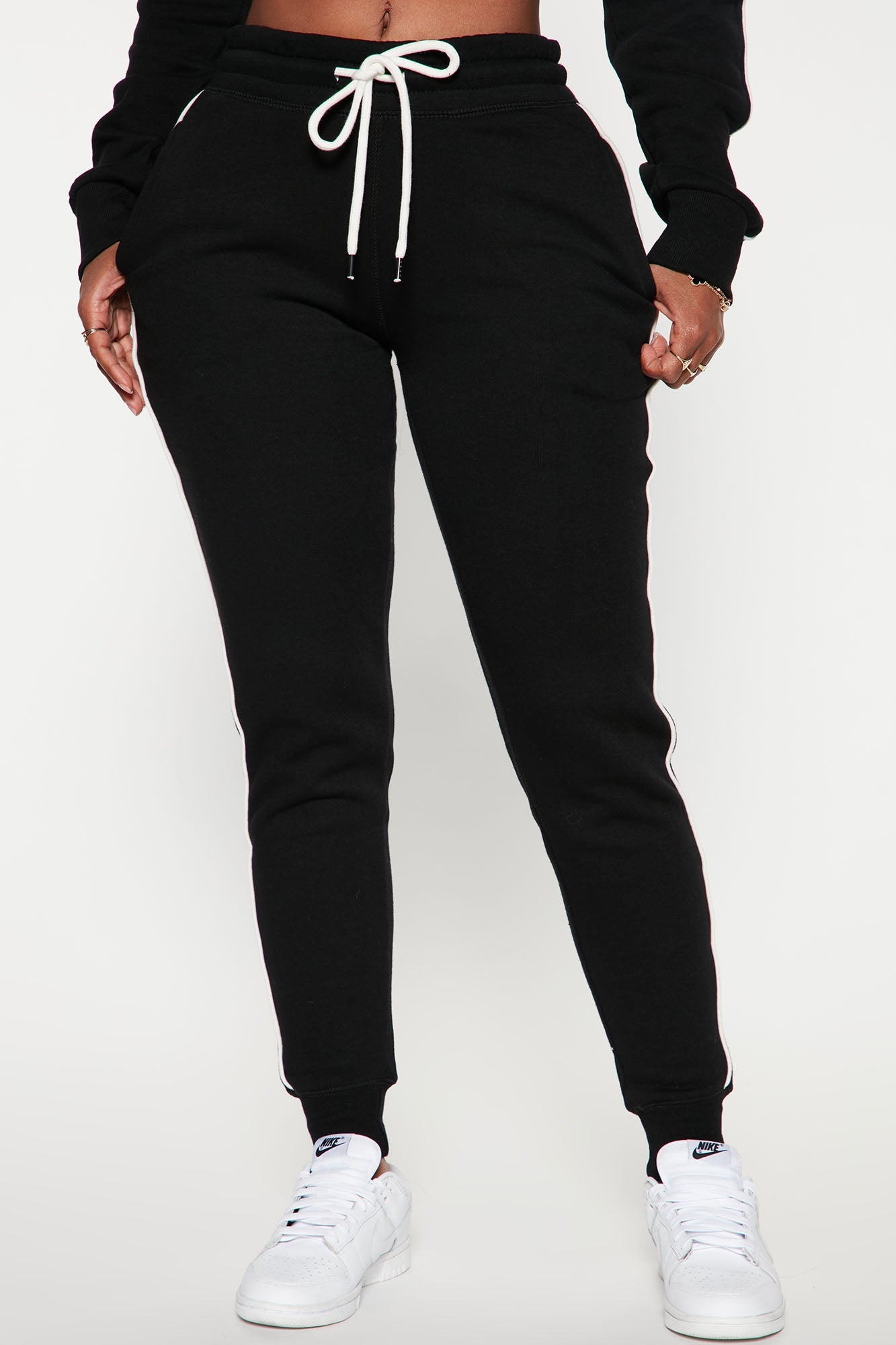 https://cdn.shopify.com/s/files/1/0293/9277/products/10-06-22Studio3_TH_RL_14-46-55_4_PA743_Black_R_30734_EH.jpg?v=1665096314