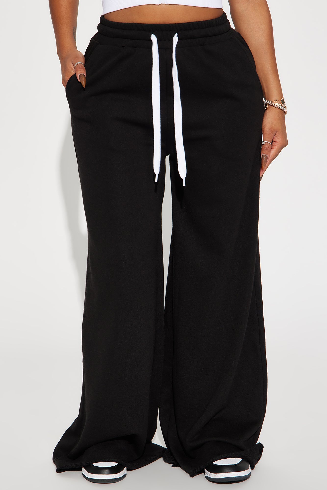 https://cdn.shopify.com/s/files/1/0293/9277/files/10-24-23Studio1_CC_PC_10-43-00_13_ZDFDFN0008_Black_2874_PXF.jpg?v=1698861100