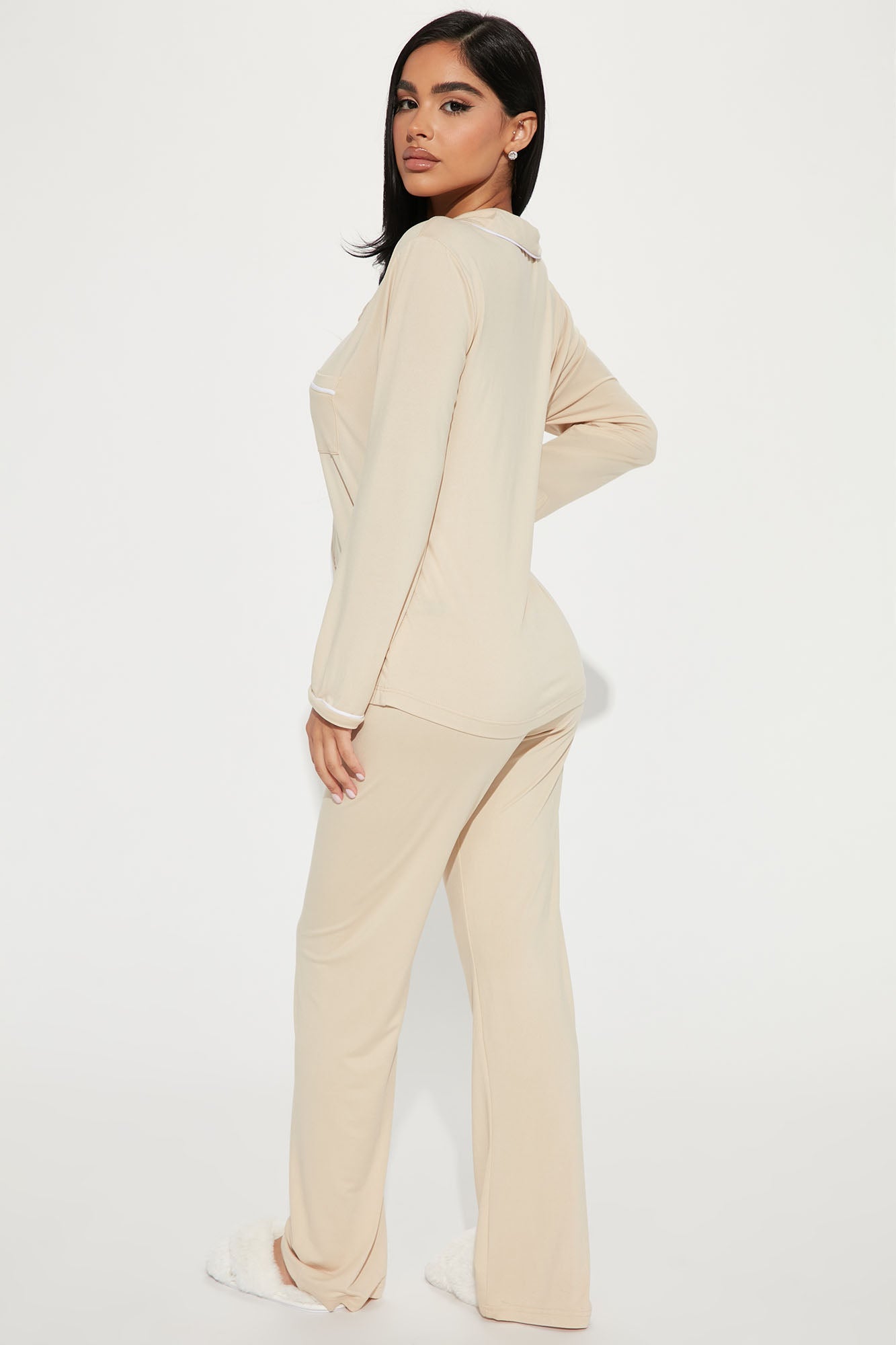 https://cdn.shopify.com/s/files/1/0293/9277/products/12-28-22Studio1_KJ_DJ_11-58-21_34_EN009_Nude_26391_ES.jpg?v=1672771133