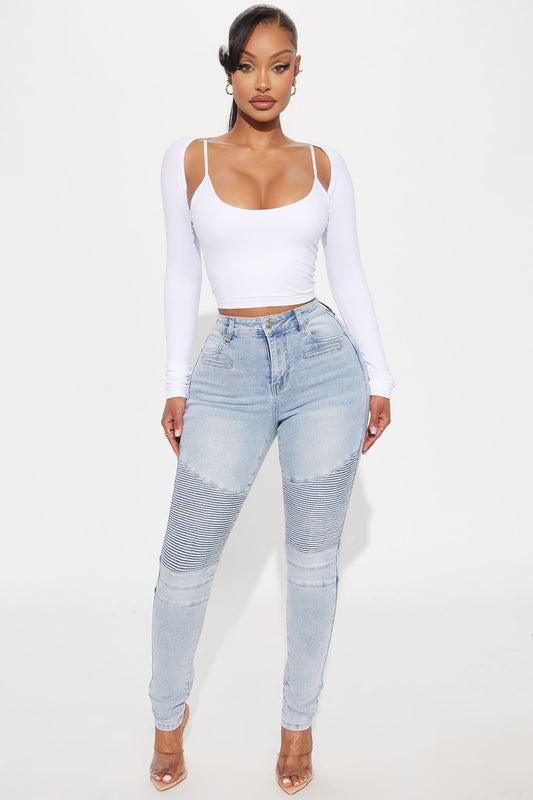 https://cdn.shopify.com/s/files/1/0293/9277/files/02-11-25_S2_14_FN1273MSKYJ_LightWash_ZSR_CXB_RL_14-58-41_1167_ES.jpg?v=1739391332