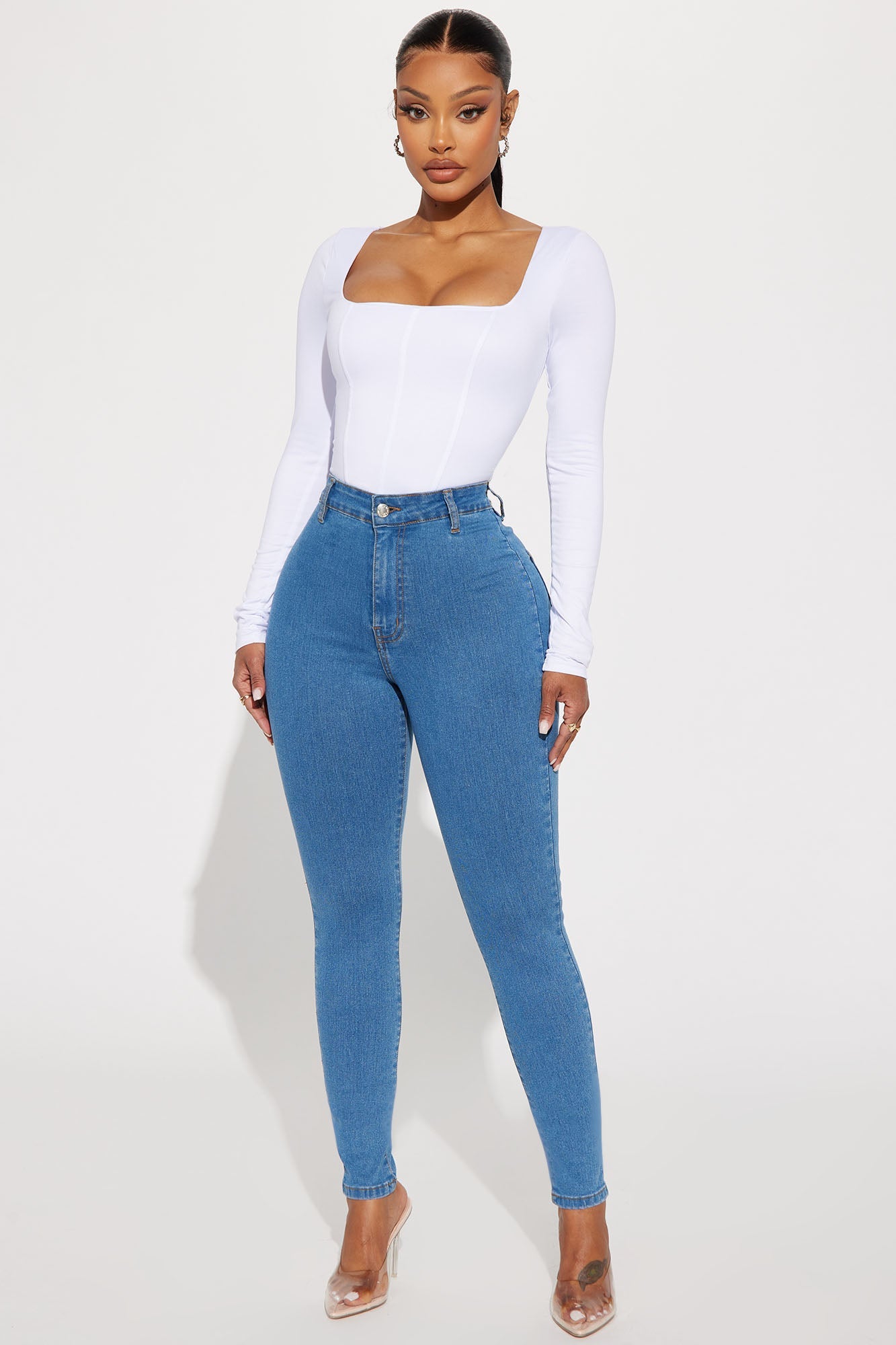 https://cdn.shopify.com/s/files/1/0293/9277/files/05-18-23Studio2_KJ_RL_15-47-13_31_6652_MediumWash_27574_SG.jpg?v=1684962081