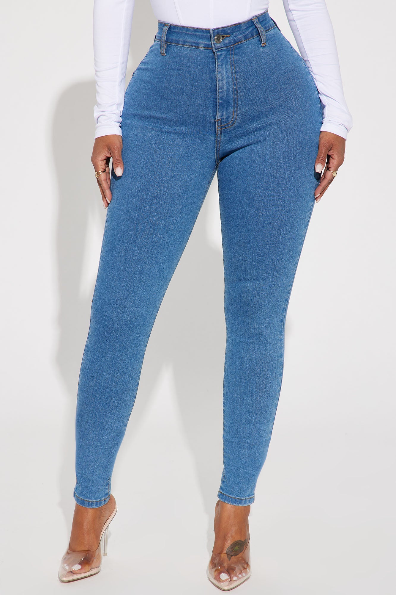 https://cdn.shopify.com/s/files/1/0293/9277/files/05-18-23Studio2_KJ_RL_15-47-18_31_6652_MediumWash_27577_SG.jpg?v=1684962081