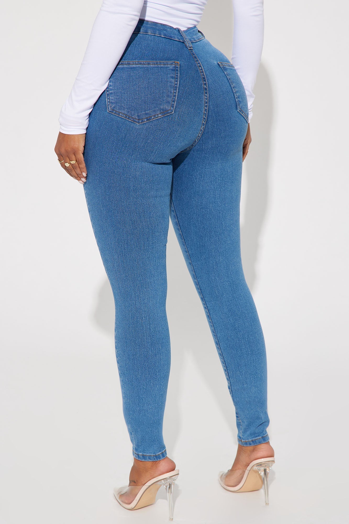 https://cdn.shopify.com/s/files/1/0293/9277/files/05-18-23Studio2_KJ_RL_15-47-47_31_6652_MediumWash_27578_SG.jpg?v=1684962081