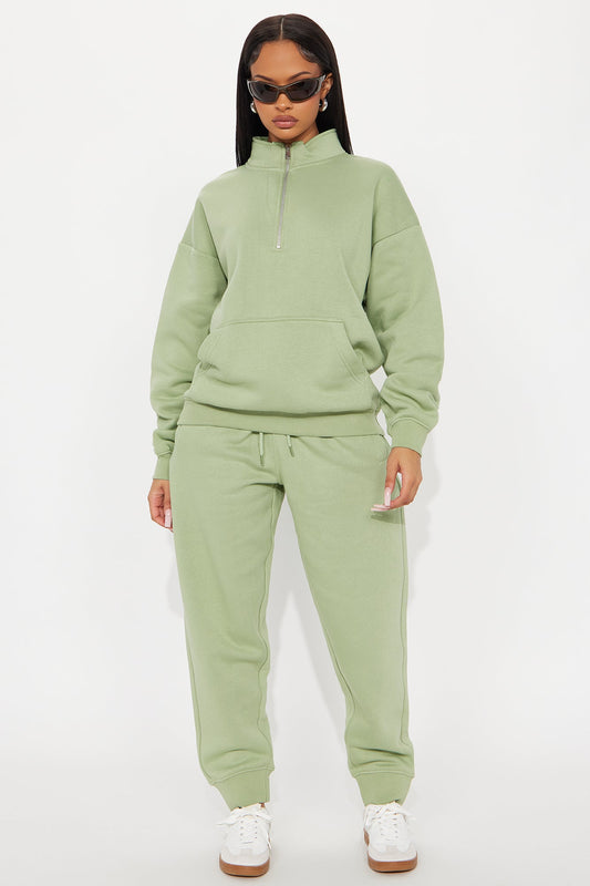 https://cdn.shopify.com/s/files/1/0293/9277/files/07-24-25_S2_49_123QUARTERZIP_Sage_JZ_SS_15-27-46_13688_PXF_97b4311e-6a6d-4bff-afa3-e96b71040e1f.jpg?v=1753551476