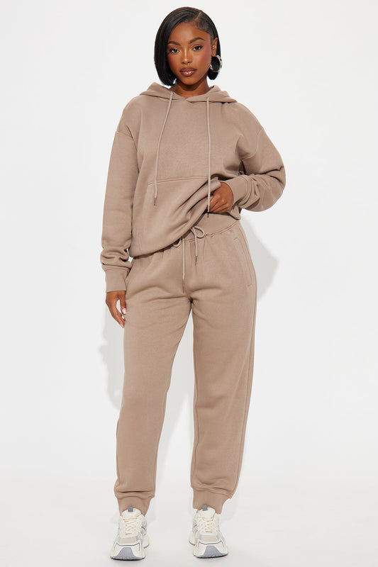 https://cdn.shopify.com/s/files/1/0293/9277/files/08-27-25_S6_59_123JOGGER_Mocha_ZSR_KP_JW_15-34-04_100617_PXF.jpg?v=1756413031