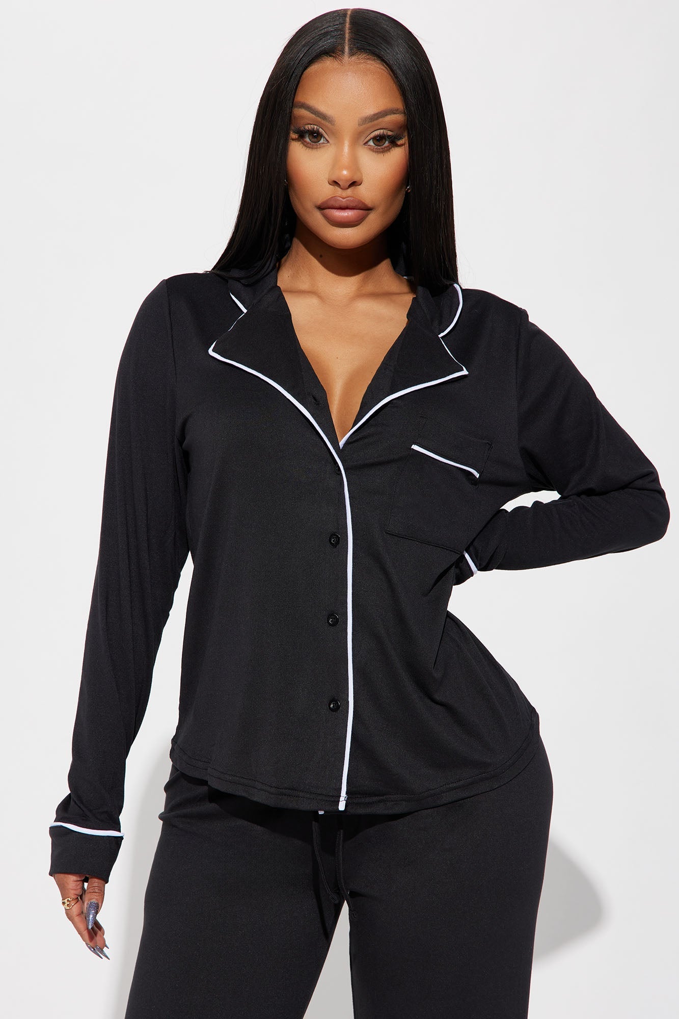 https://cdn.shopify.com/s/files/1/0293/9277/files/10-31-23Studio2_CC_RL_14-50-38_18_EN3031PS_Black_P_69441_DG.jpg?v=1699032658