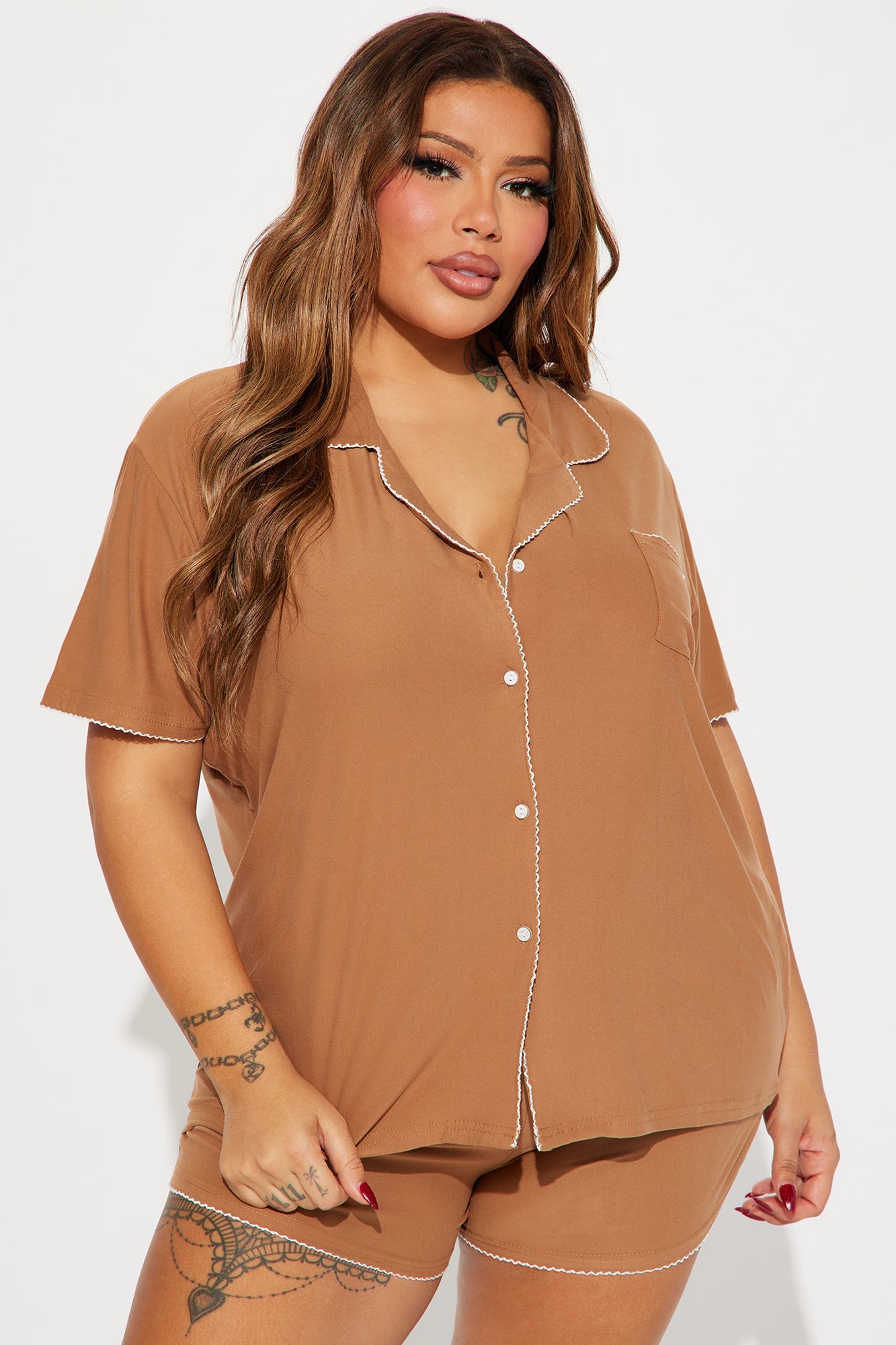 https://cdn.shopify.com/s/files/1/0293/9277/files/11-29-23_Studio4_TH_SS_14-53-17_62_SSSL44_Tan_PLUS_7617_PXF.jpg?v=1701887789