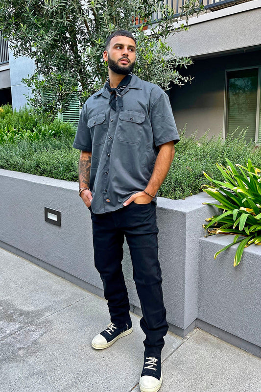 https://cdn.shopify.com/s/files/1/0293/9277/products/MikeStraightJeans-Black_MER.jpg?v=1737589550