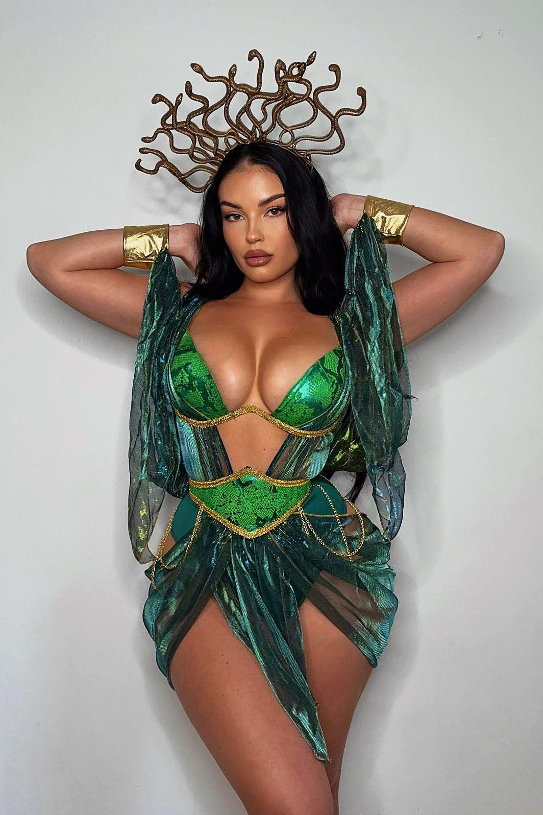 https://cdn.shopify.com/s/files/1/0293/9277/files/SerpentQueen3PieceCostumeSet-Greencombo.jpg?v=1698189438
